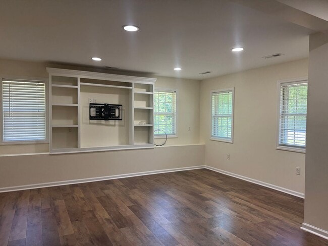 Building Photo - Newly remodeled brick home in New Bern
