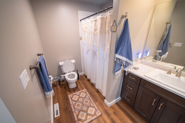 Master bathroom - 409 Overbrook Dr