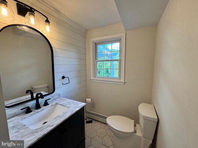 Building Photo - 765 Farnum Rd