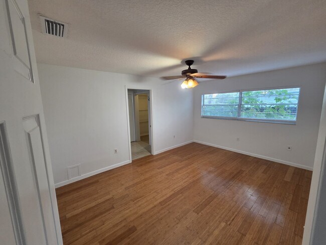 Building Photo - 606 Lakespur Ln