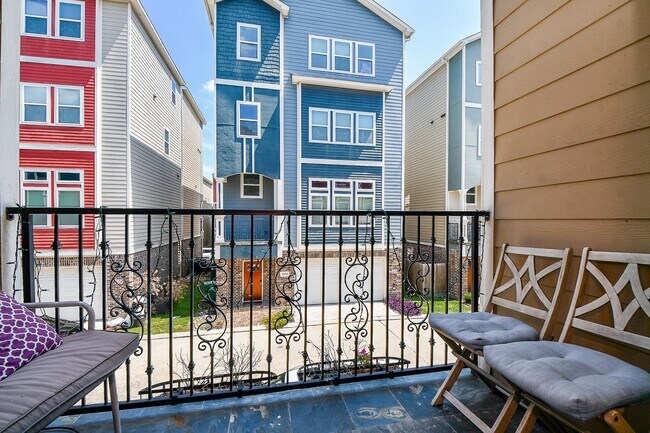 Building Photo - 2109 Bidwell Dr