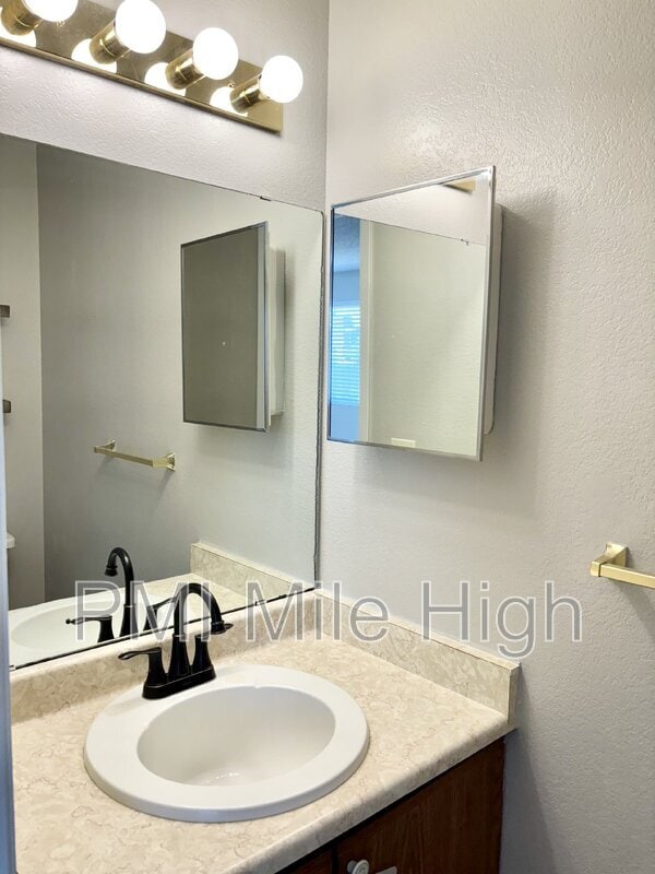 Building Photo - 470 Lone Pine St