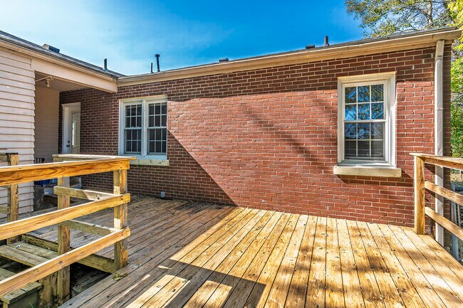 Building Photo - 2224 Harrodsburg Rd