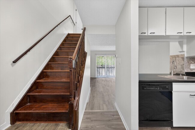 Building Photo - 599 E Graham Pl