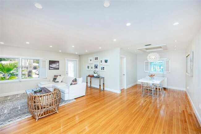 Building Photo - 1003 NE 118th St