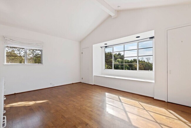 Building Photo - Located in the MUS - Unfurnished Serene El Bosque Home Available November