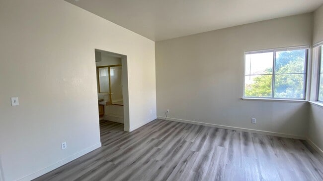 Building Photo - 115 Keil Bay