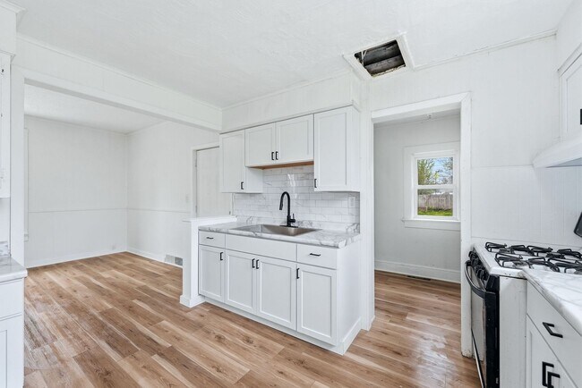 Building Photo - Charming 3BR with Garage & Updates