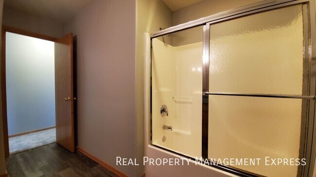 Building Photo - 3 Bed 3 Bath Home with 2 Stall Attached Ga...