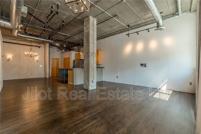 Building Photo - 3235 Roswell Rd NE