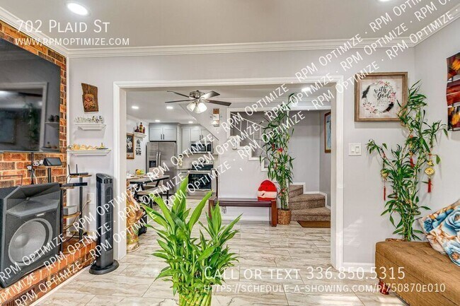 Building Photo - 702 Plaid St