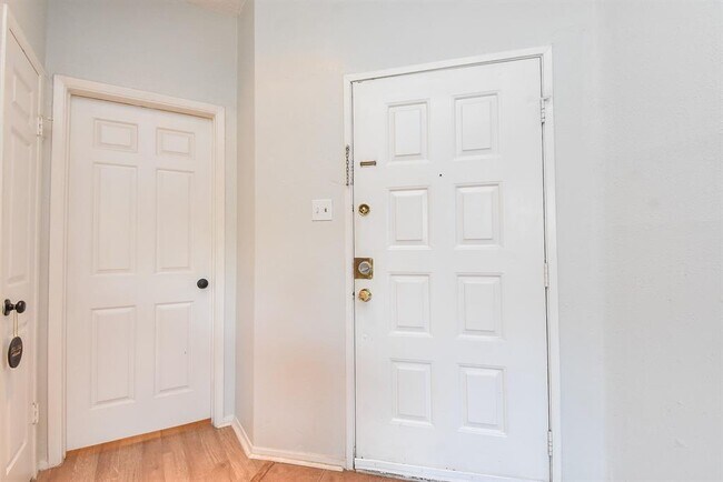 Building Photo - 10855 Meadowglen Ln