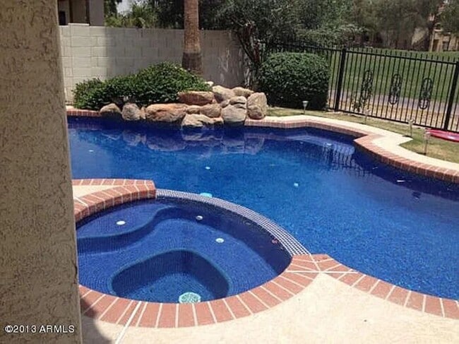 Building Photo - Stunning 3 bedroom, 2.5 bathroom Gold Cour...