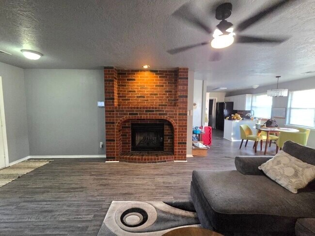 Building Photo - 4806 SE Redbud Pl