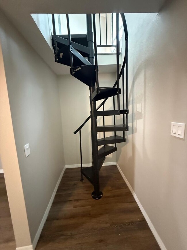 Building Photo - Renovated 2 bedroom, 2 bathroom duplex in ...