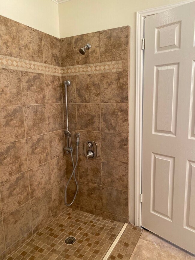 Building Photo - CUTE 3 BEDROOM IN SPRING CREEK FOREST*NEIS...