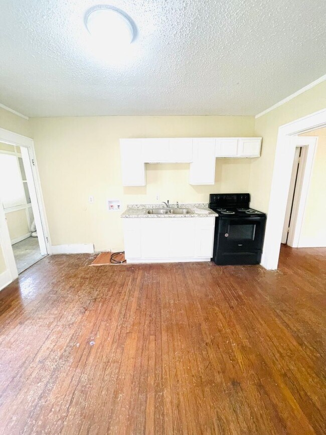 Building Photo - ** 4 Bed 2 Bath located by Jackson Hospita...