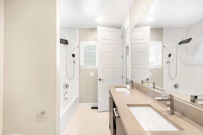 Building Photo - 3BD, 4BA Sunnyside Home With Office and Rooftop Deck