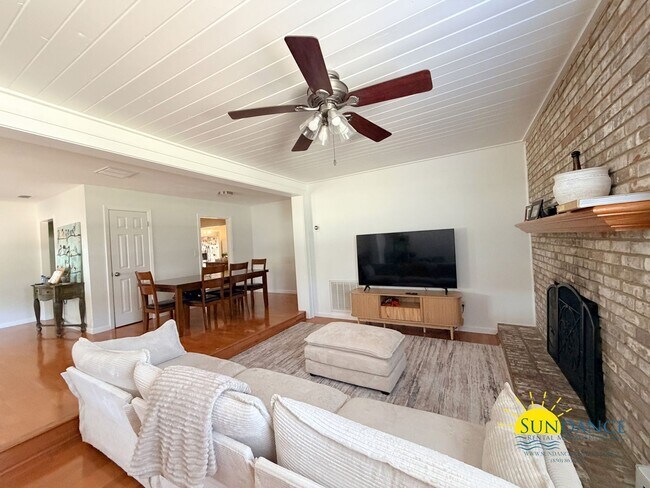 Building Photo - Spacious 4BR Home in Fort Walton Beach with Solar Panels!