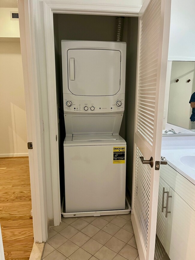 Building Photo - 1390 Kenyon St NW