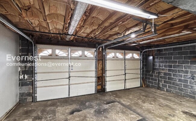 Building Photo - 3 Bed, 2 Bath Home with Garage / Available Now!