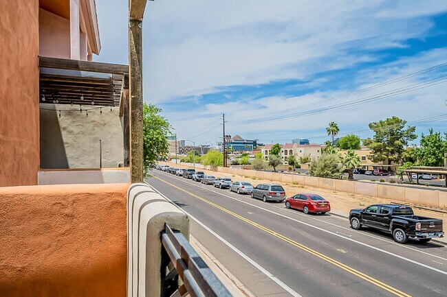 Building Photo - Walking Distance to ASU!