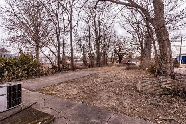 Building Photo - 726-728 W Saint Catherine Street