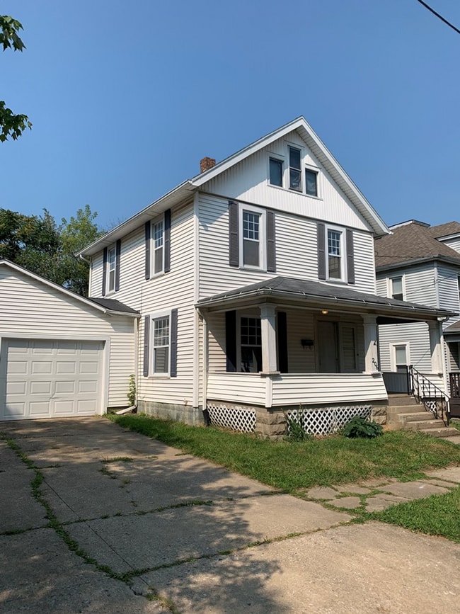 Building Photo - 206 E 10th St