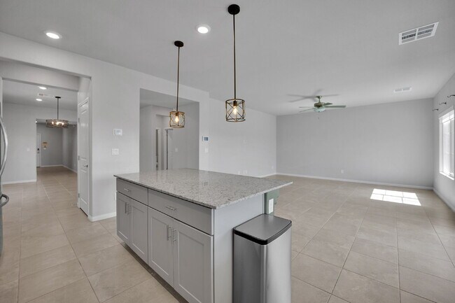 Building Photo - Gorgeous 5 Bedroom home!