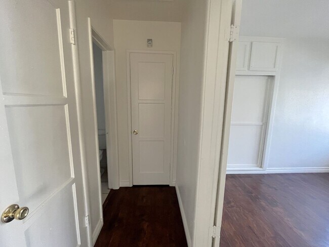 Building Photo - Locust St.