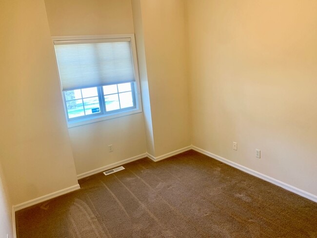 Building Photo - Beautiful 3 bed 2 bath condo on the west end!