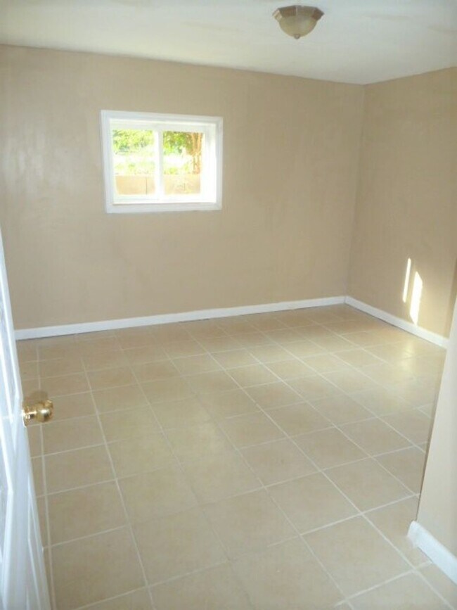 Building Photo - Large Duplex home with giant deck, parking, in quiet neighborhood, Available in June