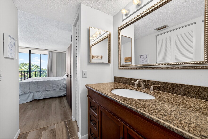 Building Photo - 6218 Palma del Mar Blvd S