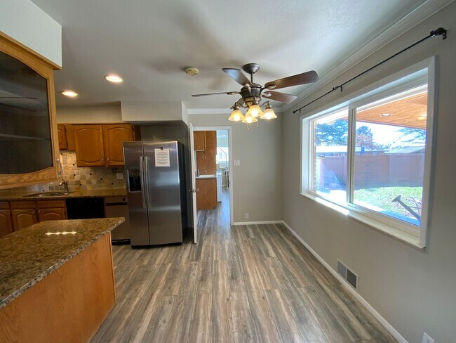 Building Photo - 5 Bedroom Home Available Near Wyoming Blvd NE & Comanche Rd NE!