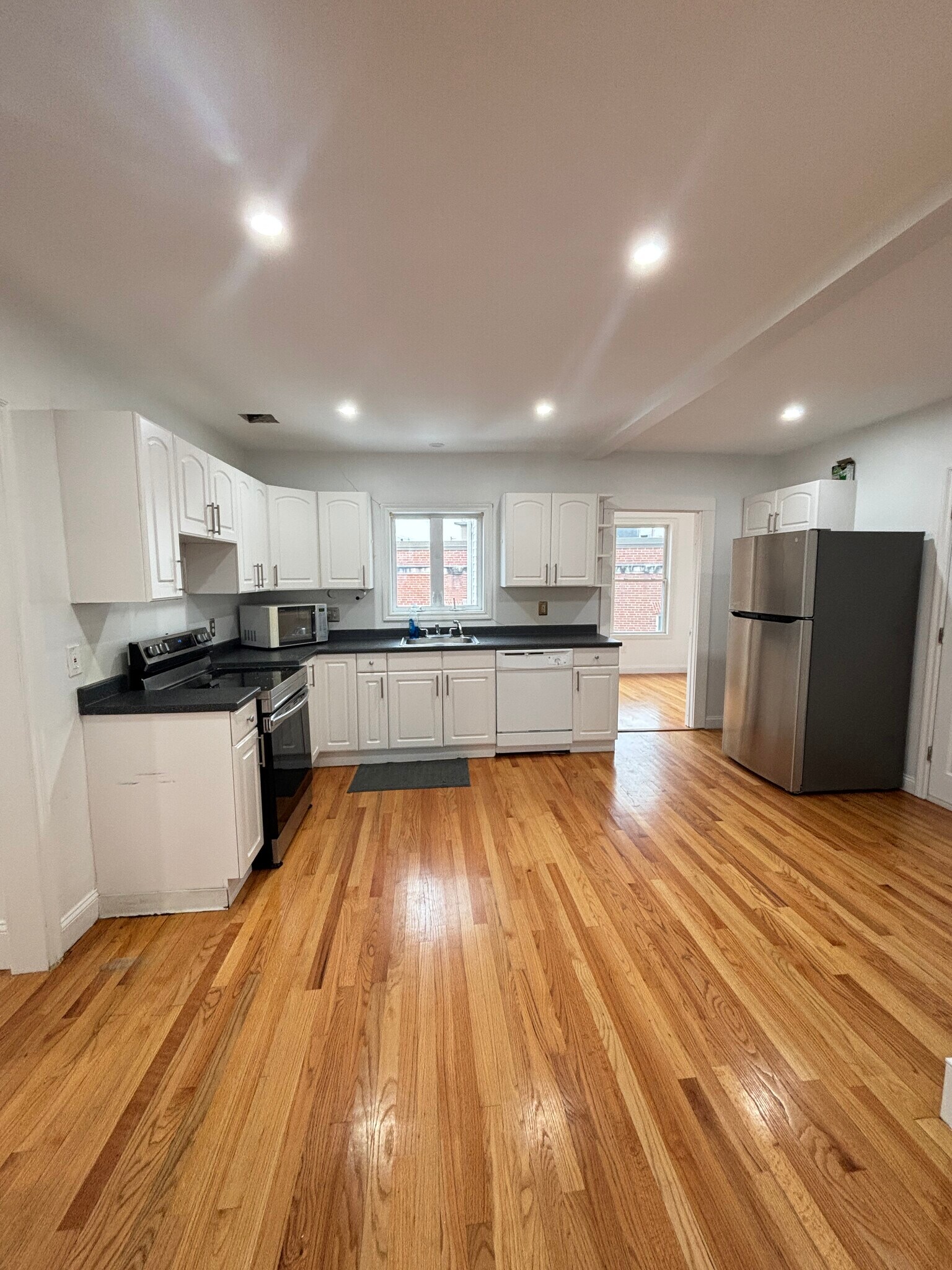 Building Photo - 554 Main St