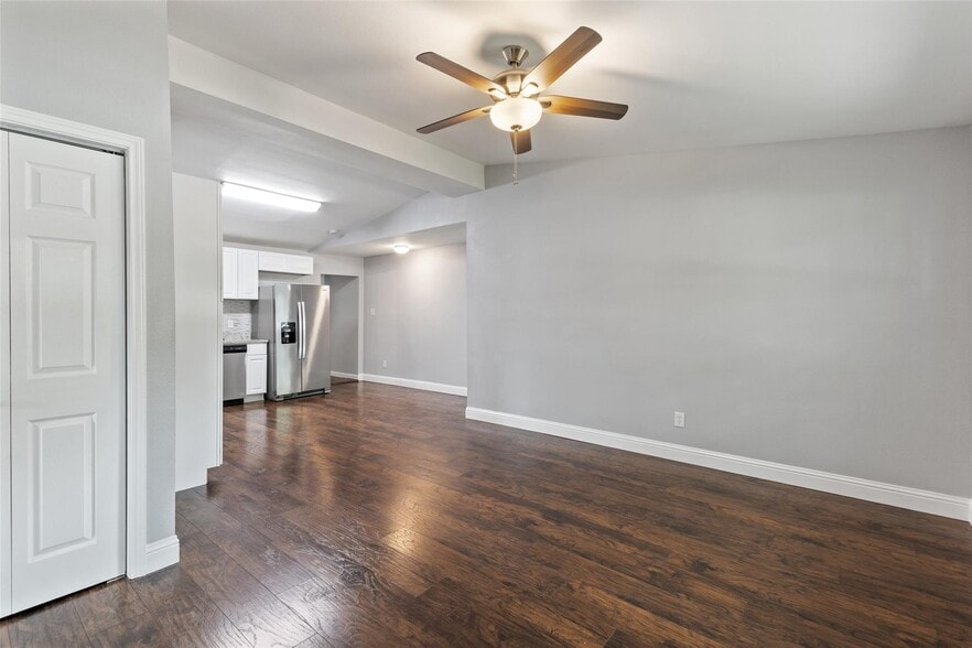 Living area - 626 Seneca Dr