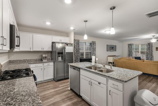 Building Photo - Newer home with Community Pool!