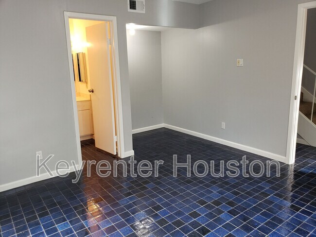 Building Photo - 6750 Sands Point Dr