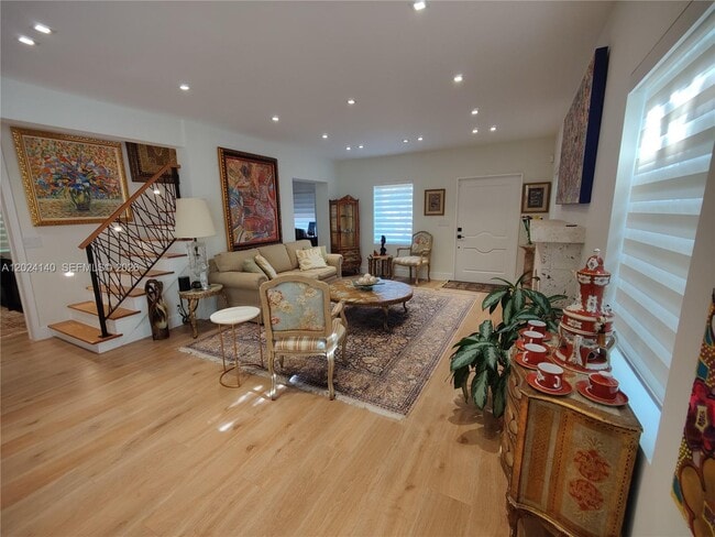 Building Photo - 1823 S Bayshore Ln