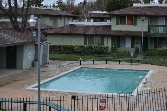 Building Photo - Spacious 2-Bedroom Condo