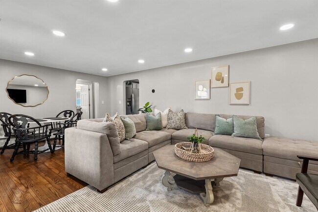 Building Photo - 8254 Mary Ann Ave