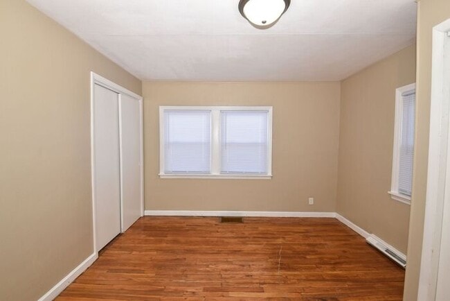 Building Photo - Mishawaka Northside 3 bedroom 1 1/2 story home with 2 bathrooms