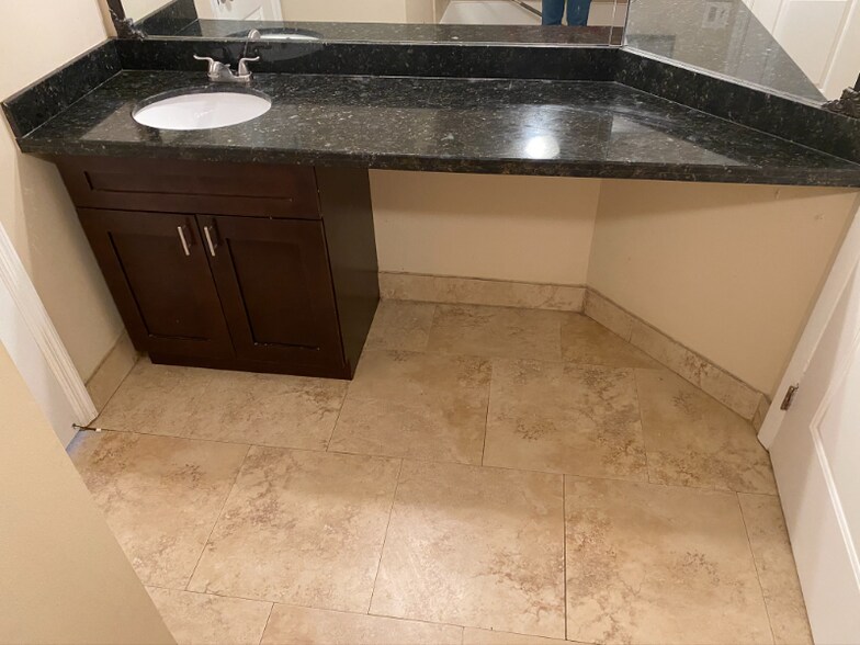 Building Photo - 2820 N Oakland Forest Dr