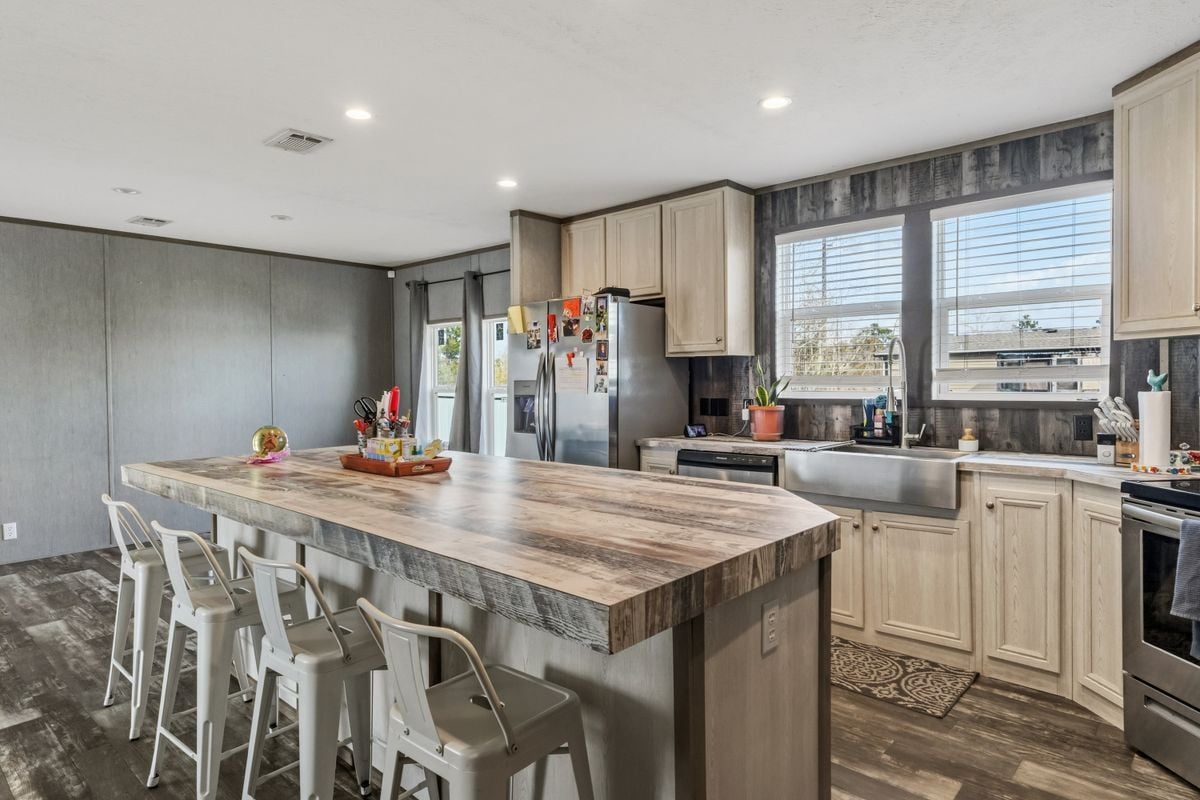 Building Photo - 134 N Larry Dr