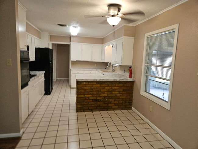 Building Photo - 2100 Colby Dr