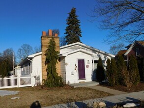 Building Photo - Spacious Garden-Level Studio in Prime Trav...