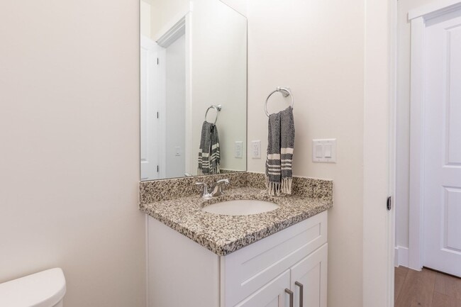 Building Photo - Washington Fields 4 bed | 3 1/2 bath | 3 c...