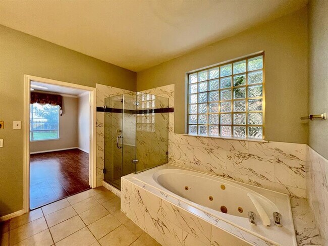 Building Photo - 2339 Plantation Bend Dr