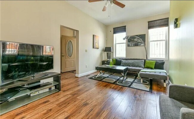 Building Photo - Gorgeous 3 bedroom townhome in Pittsburgh's Fineview Neighborhood