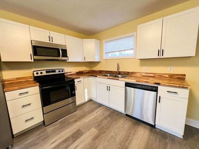 Building Photo - Move-In Specials Available! Completely Rem...